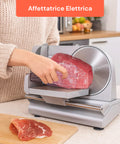 Affettatrice elettrica per cucina domestica in uso con carne e prosciutto, facile da utilizzare e pulire